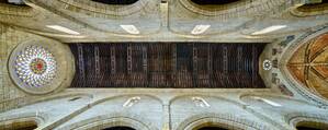Vista cenital panor&aacute;mica de la iglesia fernandina de San Lorenzo (C&oacute;rdoba), donde se aprecia la armadura de par y nudillo con carpinter&iacute;a de lazo mud&eacute;jar que cubre la nave central, realizada para la serie del libro &lsquo;Evoluci&oacute;n de la carpinter&iacute;a de lazo. Siglos XII‑XVII&rsquo;, Ed. CEEH.