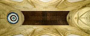 Vista cenital panor&aacute;mica de la iglesia fernandina de San Miguel (C&oacute;rdoba), donde se aprecia la armadura de madera con carpinter&iacute;a de lazo mud&eacute;jar que cubre la nave central, realizada para la serie del libro &lsquo;Evoluci&oacute;n de la carpinter&iacute;a de lazo. Siglos XII‑XVII&rsquo;, Ed. CEEH.